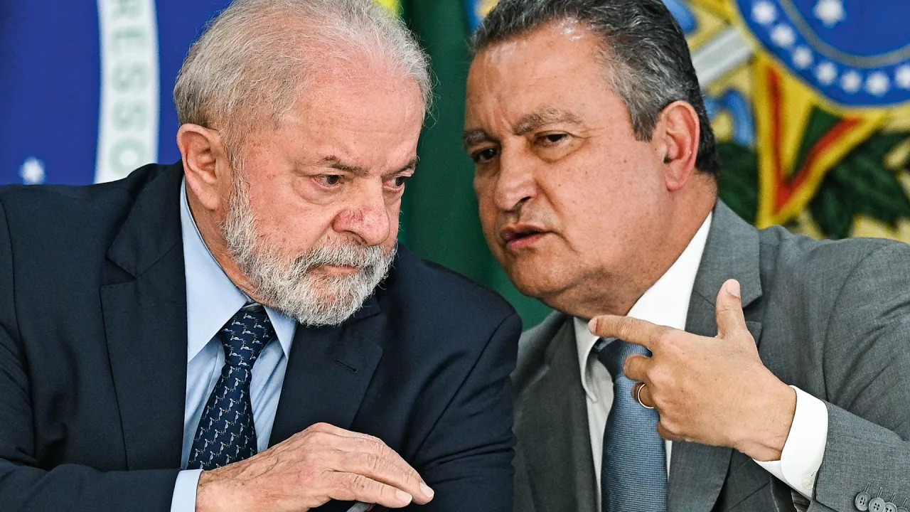 Lula e Rui Costa: ministro convive há quatro anos com rumoroso inquérito (André Borges/EFE)