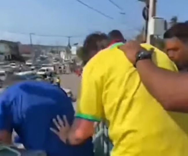 FireShot Capture 3765 - (1) Bolsonaro é atacado por abelhas e sai às pressas de comício - Yo_ - www.youtube.com.jpg