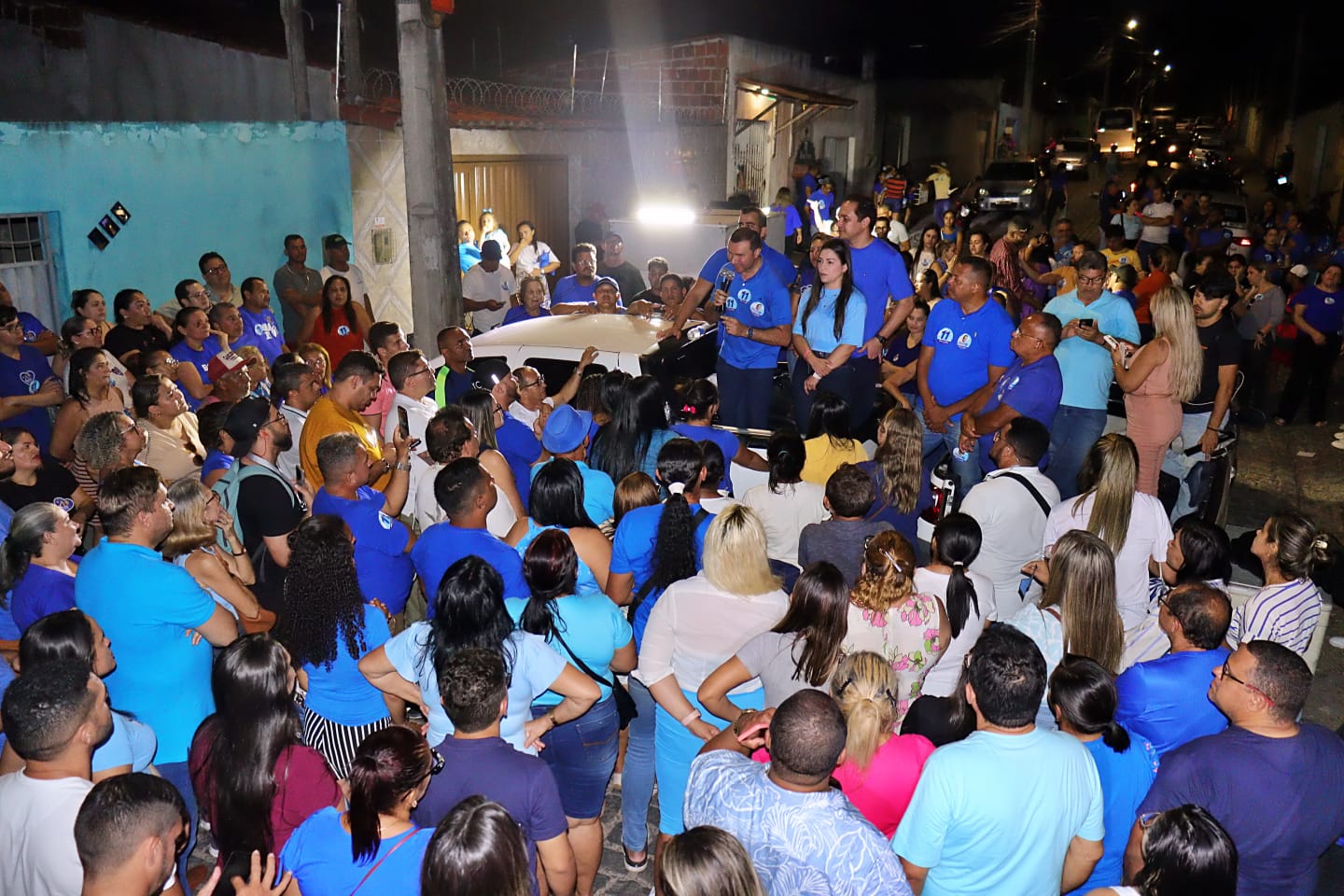 Emídio Júnior e Raquel Barbosa são recebidos pela população em caminhada no Residencial Campinas 