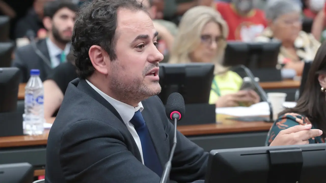 Deputado federal Glauber Braga (PSOL) é detido durante desocupação da Uerj pela PM