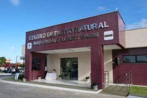 Mãe alega que médica matou bebê ao furar seu pescoço com unhas de gel na hora do parto