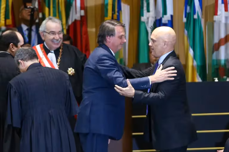 Aliados de Bolsonaro veem brecha para afastar relatoria de Moraes por impedimento de voto