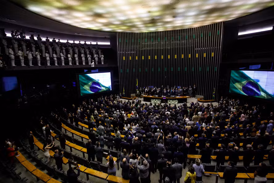 Câmara aprova projeto que criminaliza divulgacão de nudez gerada por IA na internet