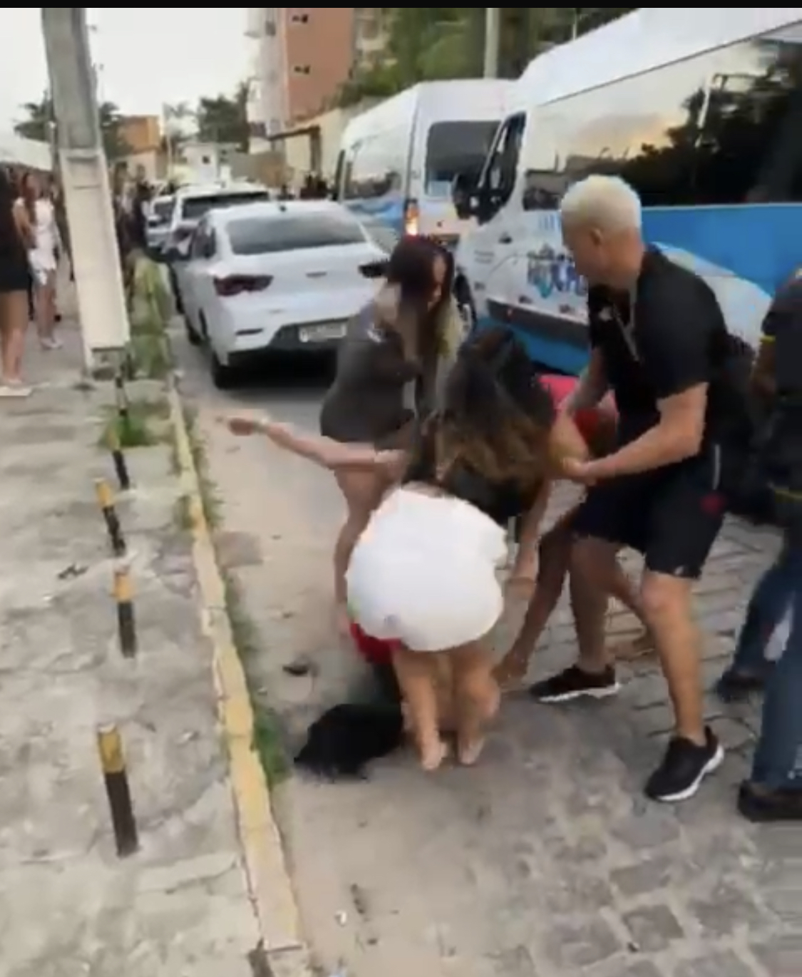 [VÍDEO] Fim de festa tem até “UFC” de mulheres em Natal
