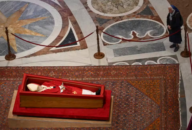 Freira que quebrou protocolo em velório do papa vive em trailer e é ‘Irmãzinha de Jesus’
