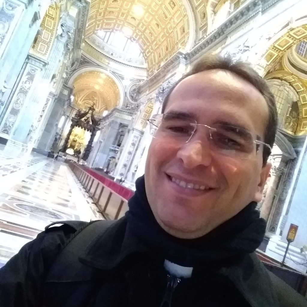 marcosdantas.com-padre-caicoense-trabalhou-com-o-novo-papa-e-relata-emocao-direta-do-vaticano-165128975-280605463471445-120688943918591370-n-1024x1024.jpg