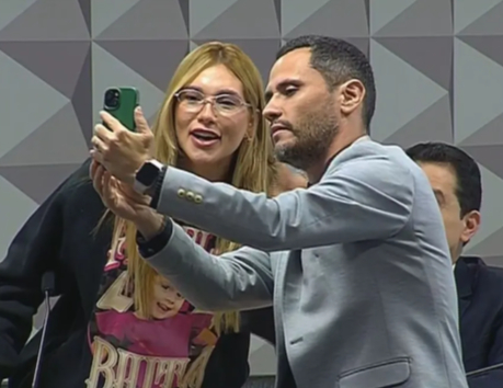 FireShot Capture 3694 - Durante depoimento, senador Cleitinho pede selfie com Virginia Fonse_ - www.cnnbrasil.com.br.jpg