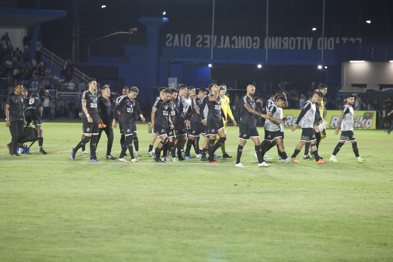 ABC empata mais uma e reclama da arbitragem