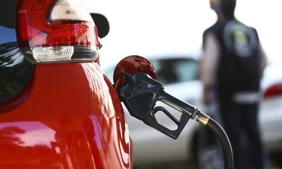 abastecimento posto carro gasolina