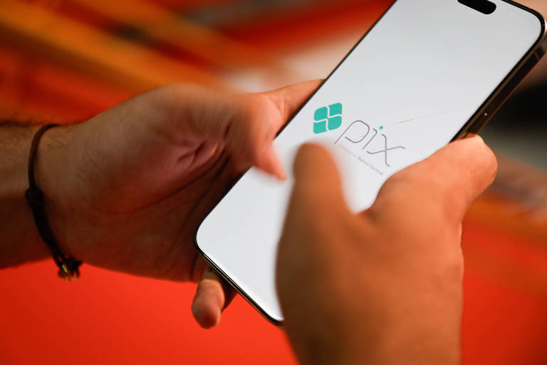 Empresas devem adotar Pix automático aos poucos; veja como será em 11 delas