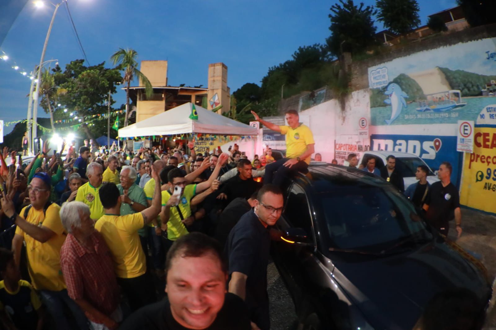 Bolsonaro visita engorda de Ponta Negra e é recepcionado por multidão