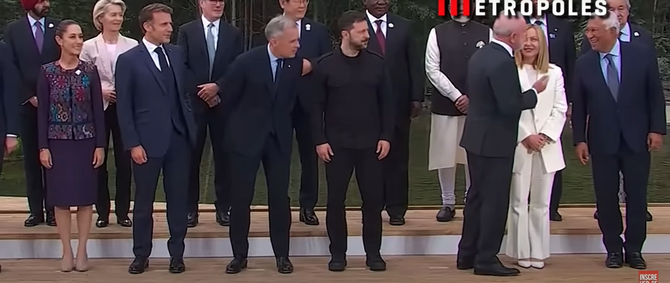 líderes chamam atenção de Lula durante foto do G7 