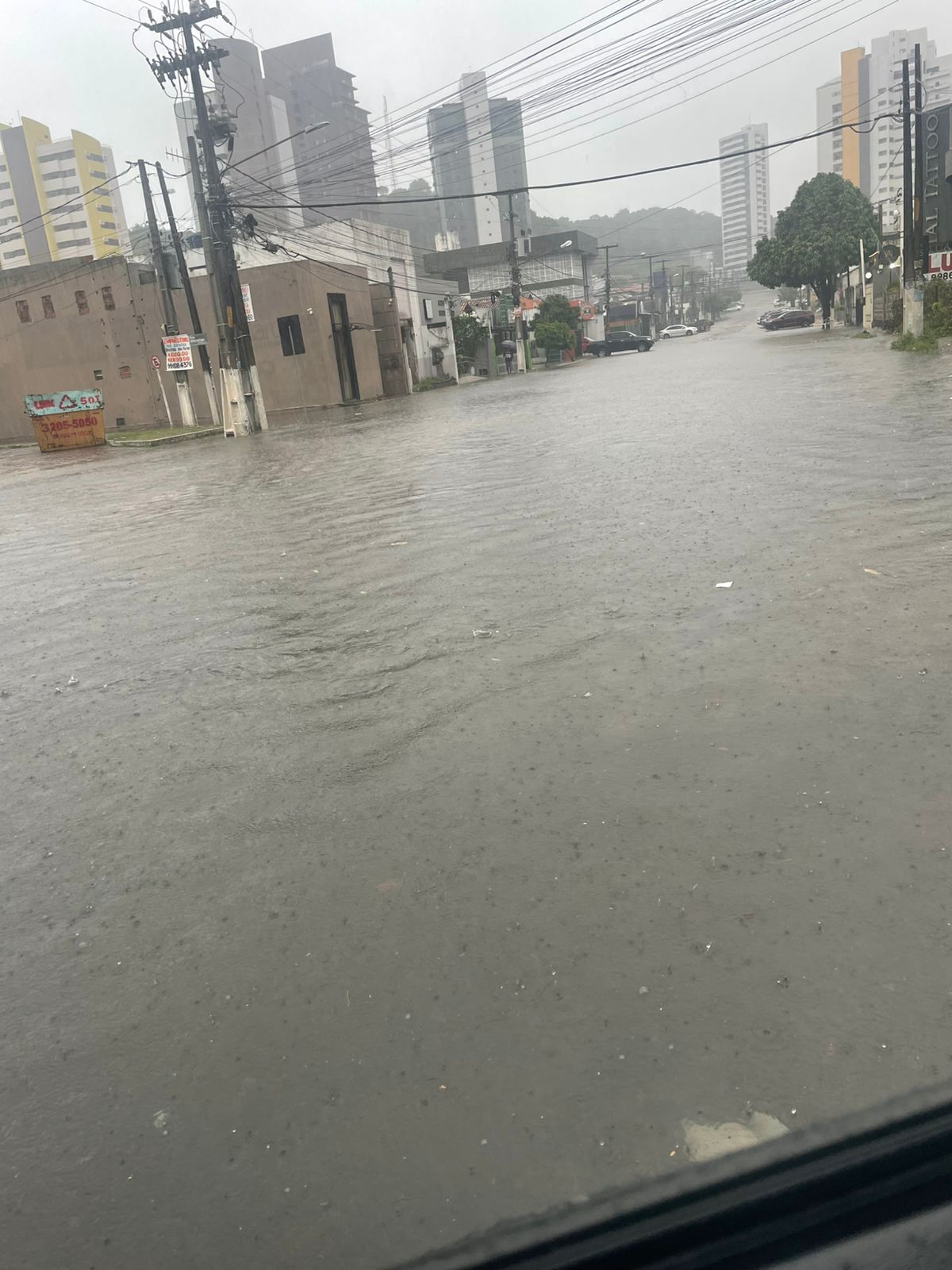 Rua Ángelo Varela debaixo d’água