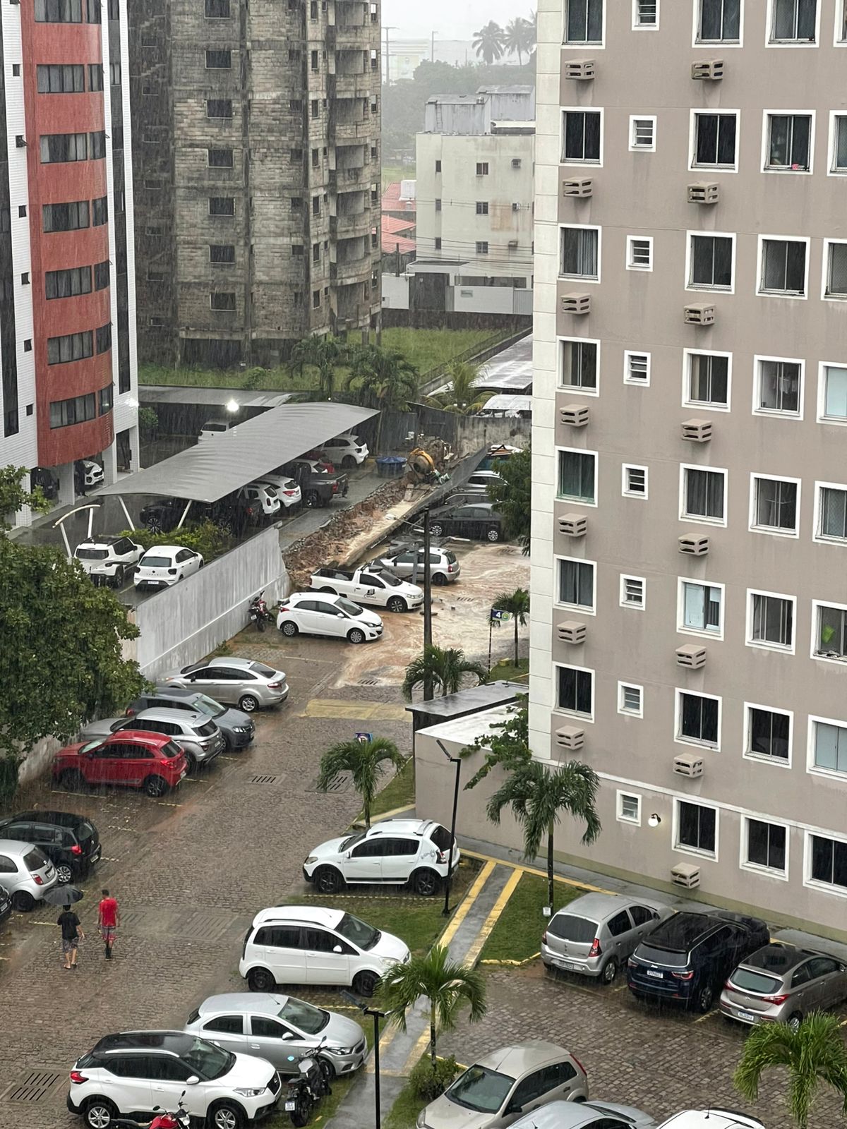 Chuva derruba muro em condomínio em Nova Parnamirim