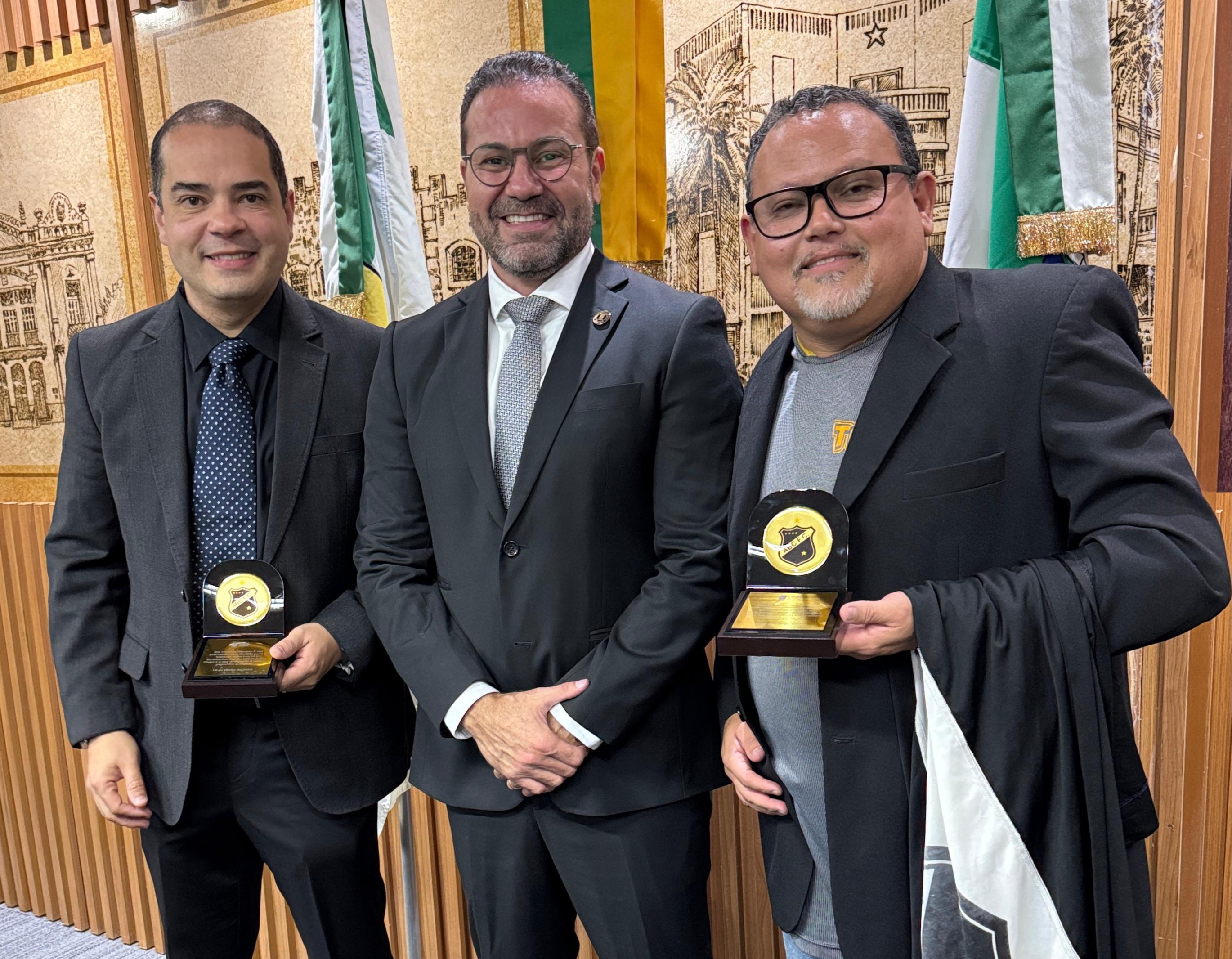Irapoã homenageia torcedores símbolos com a Medalha Maria Lamas Farache