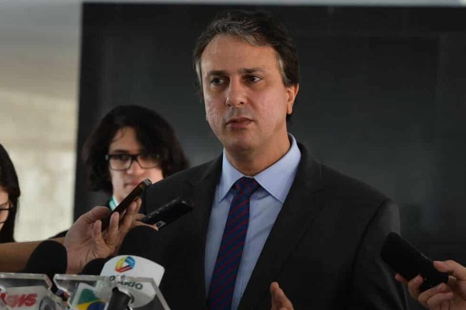 ‘Turnê das Drags’ complica ministro da Educação camilo santana