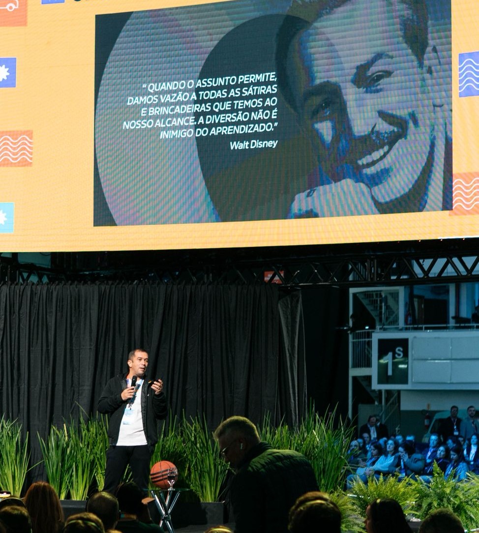 Alan Oliveira palestra no maior evento de marketing político da América Latina e destaca humanização
