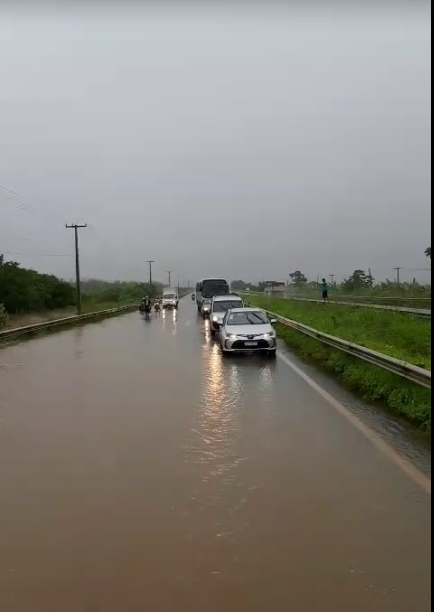 Rio enche em Canguaretama, invade pista e há risco de enchente