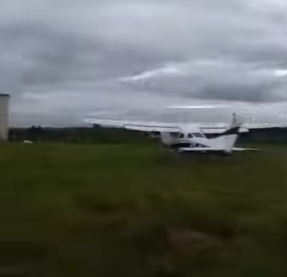 FireShot Capture 3838 - AVIÃO BATE NA HORA DE DECOLAR - YouTube - www.youtube.com.jpg