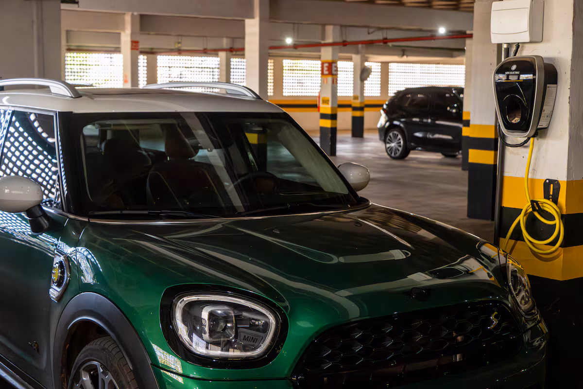 Carregador de carro elétrico vira briga em condomínios: ‘Devo ser o 1º síndico destituído por isso’