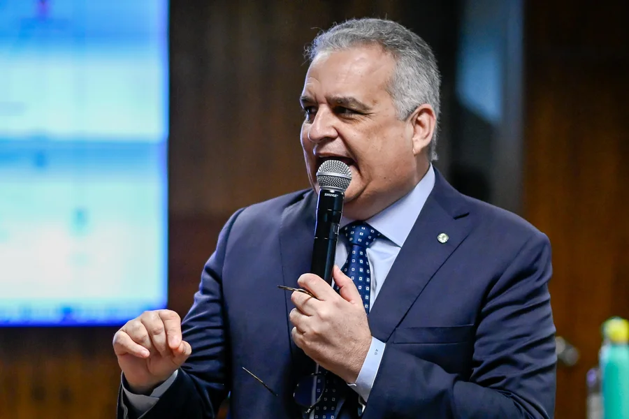 O-deputado-Alfredo-Gaspar-relator-da-CPMI-do-INSS-comissao-durante-o-depoimento-de-Igor-Dias-Delecrode-ex-dirigente-da-Aasap-Metropoles-3.webp