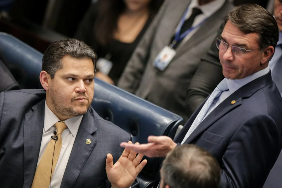 Decisão de Alcolumbre sobre Lulinha pode beneficiar Flávio Bolsonaro