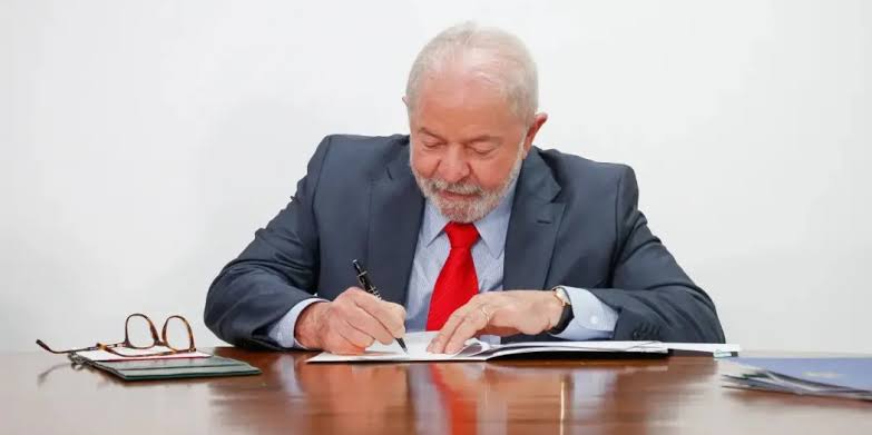Presidente Lula escrevendo. Foto: Sergio Lima/AFP