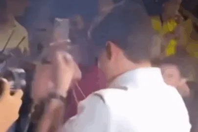 João Campos esconde cordão em evento público em Recife