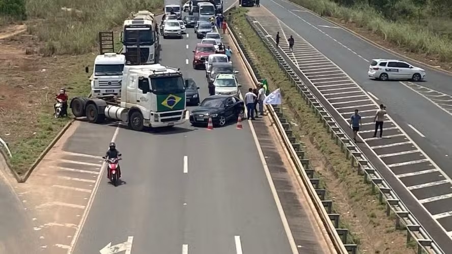 Bolsonaristas bloqueiam rodovia em protesto a resultado das eleições de 2022 — Foto: Reprodução