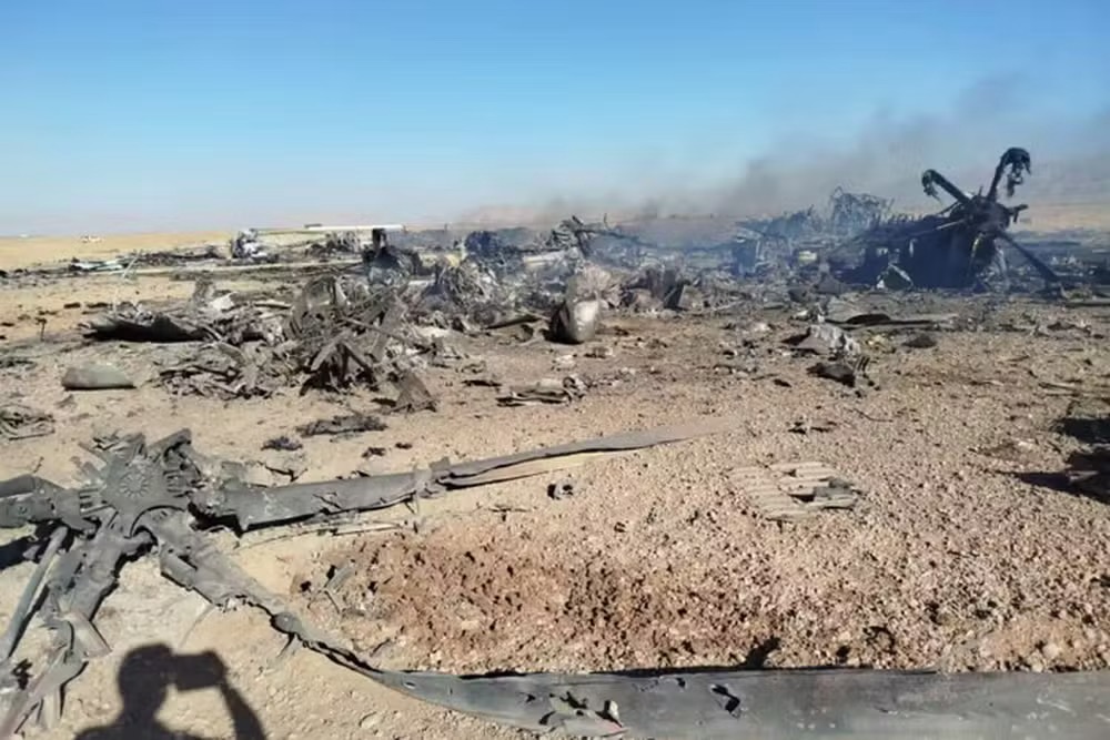 Destroços e restos de aeronaves alvejadas no centro do Irã — Foto: AFP/Guarda Revolucionária do Irã via Sepah News