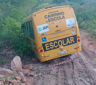 Ônibus desliza em estrada e atola em lamaceiro provocado por chuvas em cidade do RN