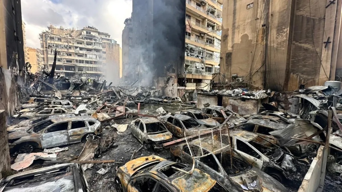 Equipes de emergência trabalham no local enquanto fumaça sobe de áreas atingidas após ataques simultâneos de Israel pelo Líbano  • Anadolu via Getty Images