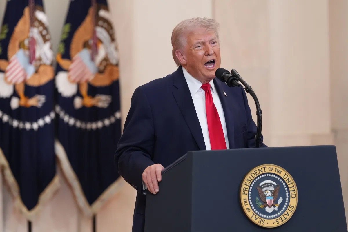 O presidente dos EUA, Donald Trump, discursa no Salão Cruzado da Casa Branca  • Getty Images