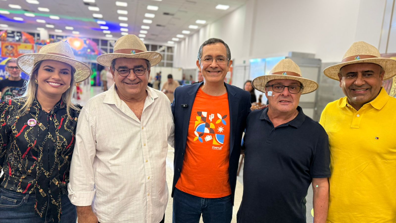 Álvaro Dias e Babá prestigiam abertura da FEMPTUR, ao lado de Paulinho e Joana 