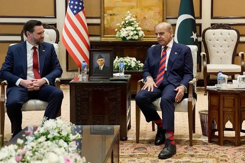 Vice-presidente dos EUA, J.D. Vance E O premiê do Paquistão, Shehbaz Sharif | JACQUELYN MARTIN / POOL / AFP VIA GETTY IMAGES)