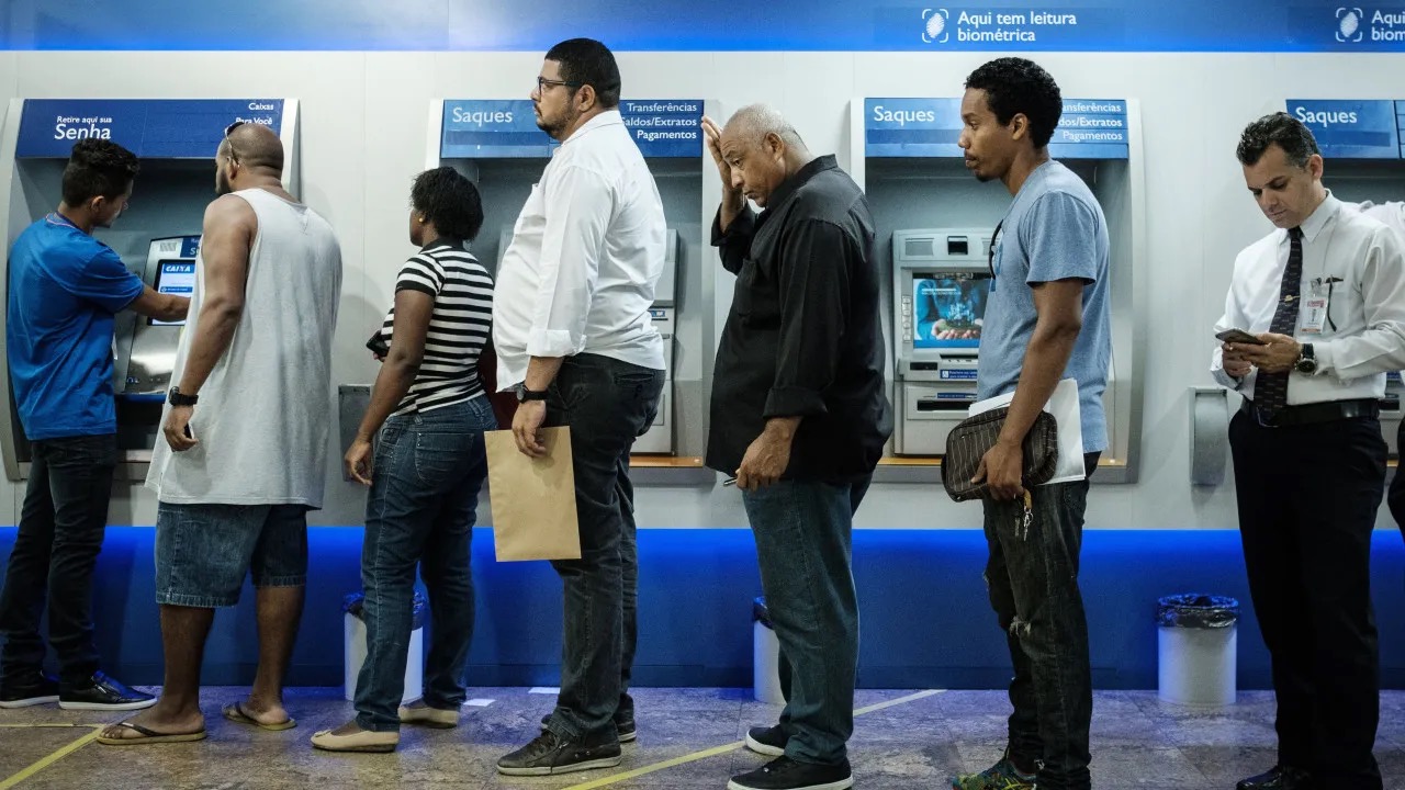 FILA NO CAIXA ELETRÔNICO | GETTY IMAGES
