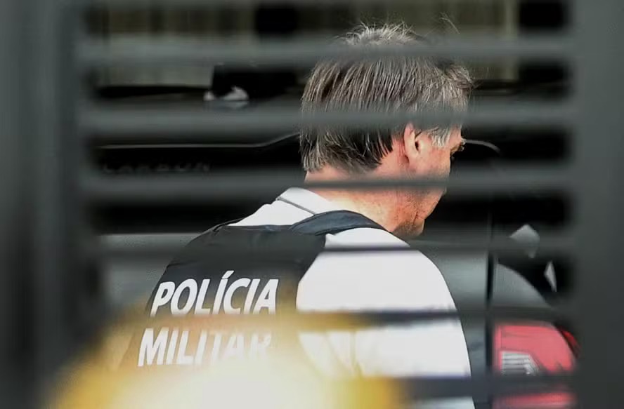 Jair Bolsonaro chega em casa para cumprir prisão domiciliar — Foto: Gabriela Biló/Folhapress