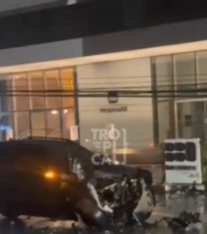 Trecho da Hermes da Fonseca ainda interditado após carro partir poste em colisão
