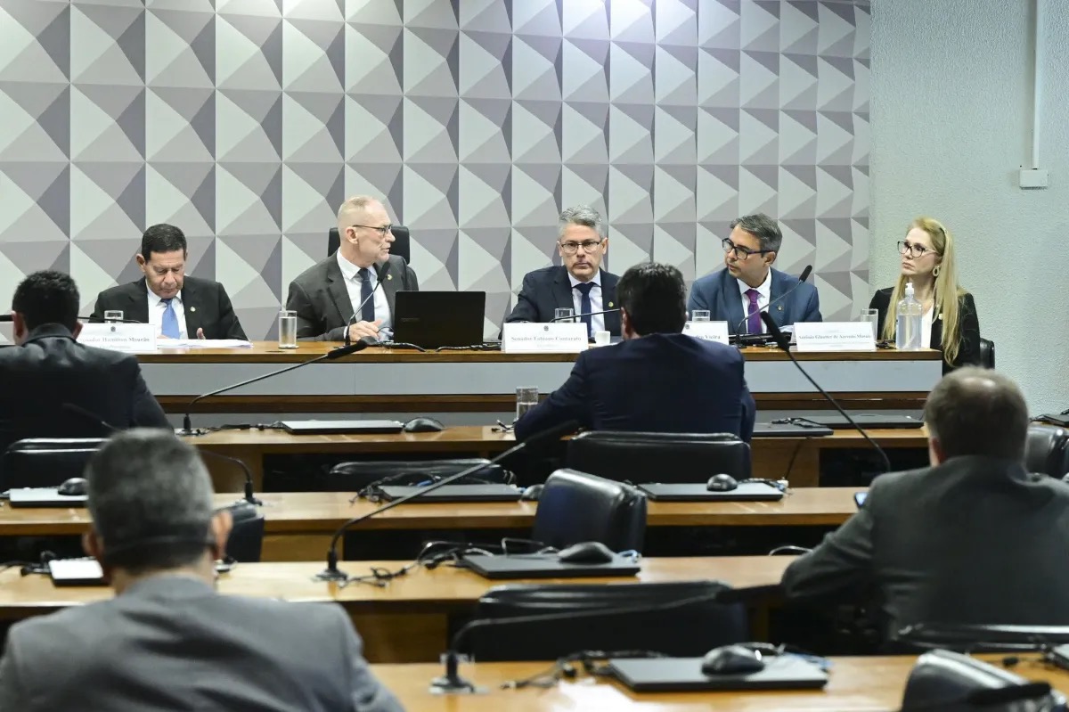 Senadores durante reunião da CPI do Crime Organizado  • Foto: Geraldo Magela/Agência Senado