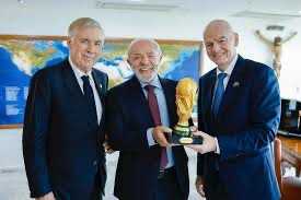Ancelotti, Lula e Gianni Infantino (presidente da Fifa) em encontro em janeiro — Foto: Ricardo Stuckert / Presidência da República