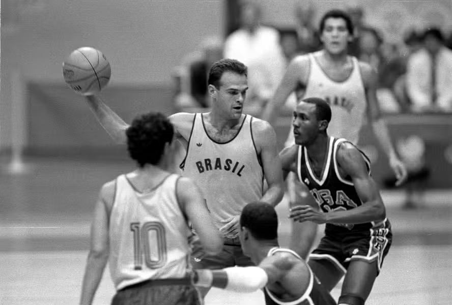 Oscar Schmidt em uma partida do Brasil contra Estados Unidos, nos Jogos Olímpicos de 1988, em Seul— Foto: Aníbal Philot / Agência O Globo — Foto: Hipólito Pereira / Agência O Globo