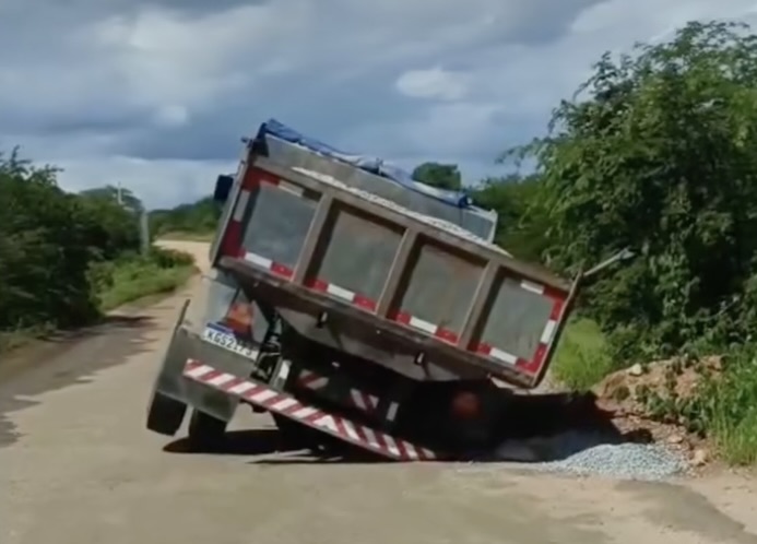caminhão cai em buraco na RN-081