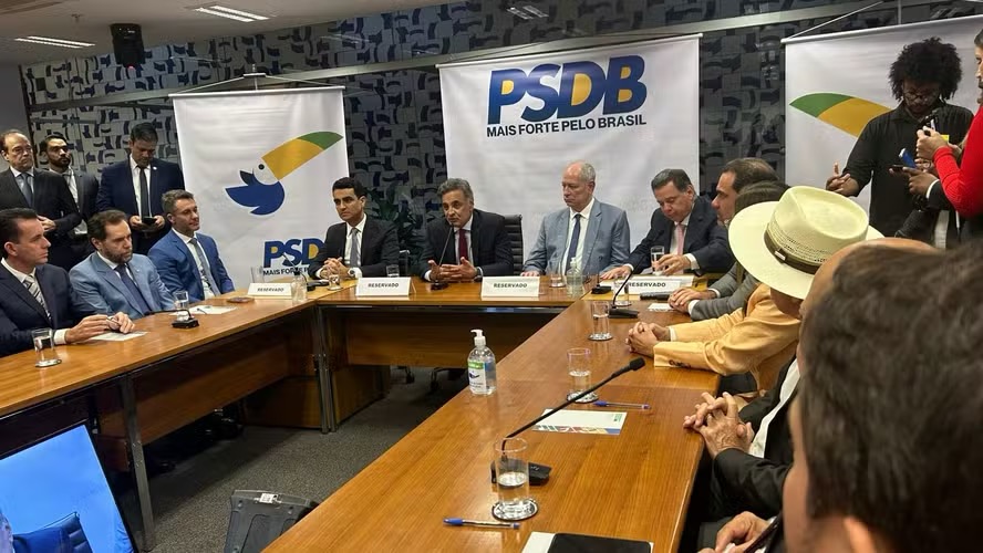 Aécio faz convite a Ciro Gomes para disputar o Palácio do Planalto — Foto: Letícia Pille / O Globo