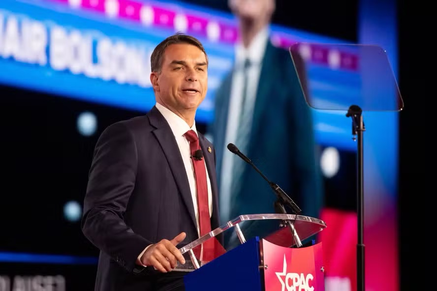 O senador Flávio Bolsonaro discursa na CPAC 2026, no Texas — Foto: Leandro Lozada / AFP