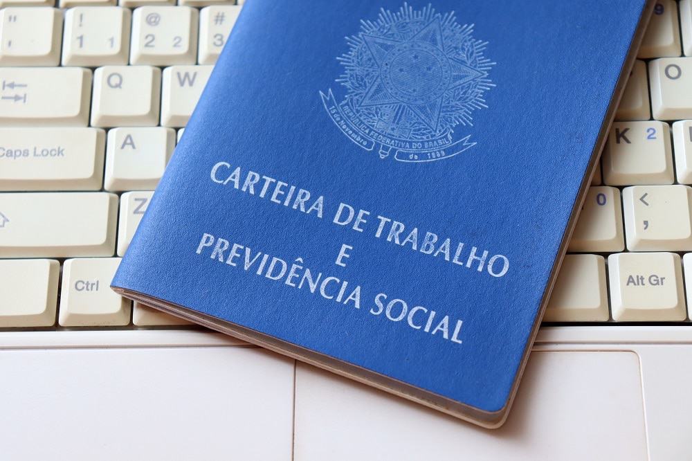carteira de trabalho | Crédito: Brenda Rocha - Blossom/Shutterstock