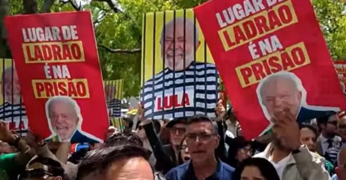 Cartazes em protesto contra Lula em Lisboa | Foto: Reprodução/YouTube