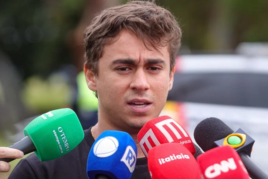 deputado-federal-nikolas-ferreira-fala-com-a-imprensa-apos-visitar-jair-bolsonaro-na-papudinha.webp