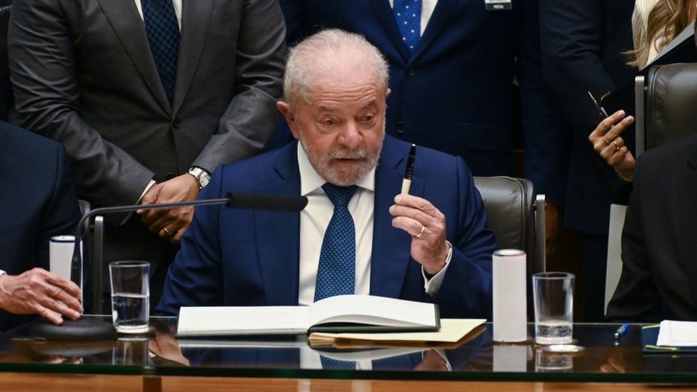 LULA CANETA | LULA ASSINANDO | AGÊNCIA SENADO