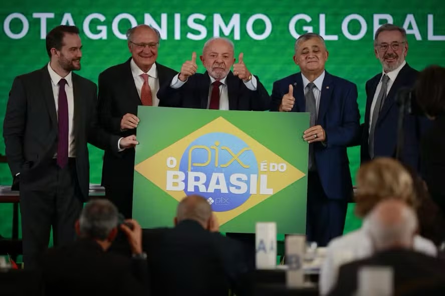 Lula e ministros seguram faixa em defesa do Pix — Foto: Cristiano Mariz/Agência O Globo