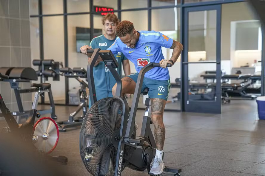 Neymar segue treinos físicos e ainda não foi a campo com a seleção brasileira — Foto: CBF